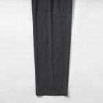 裾を一周1cm程度小さくすることでスッキリとしたシルエットへ変更