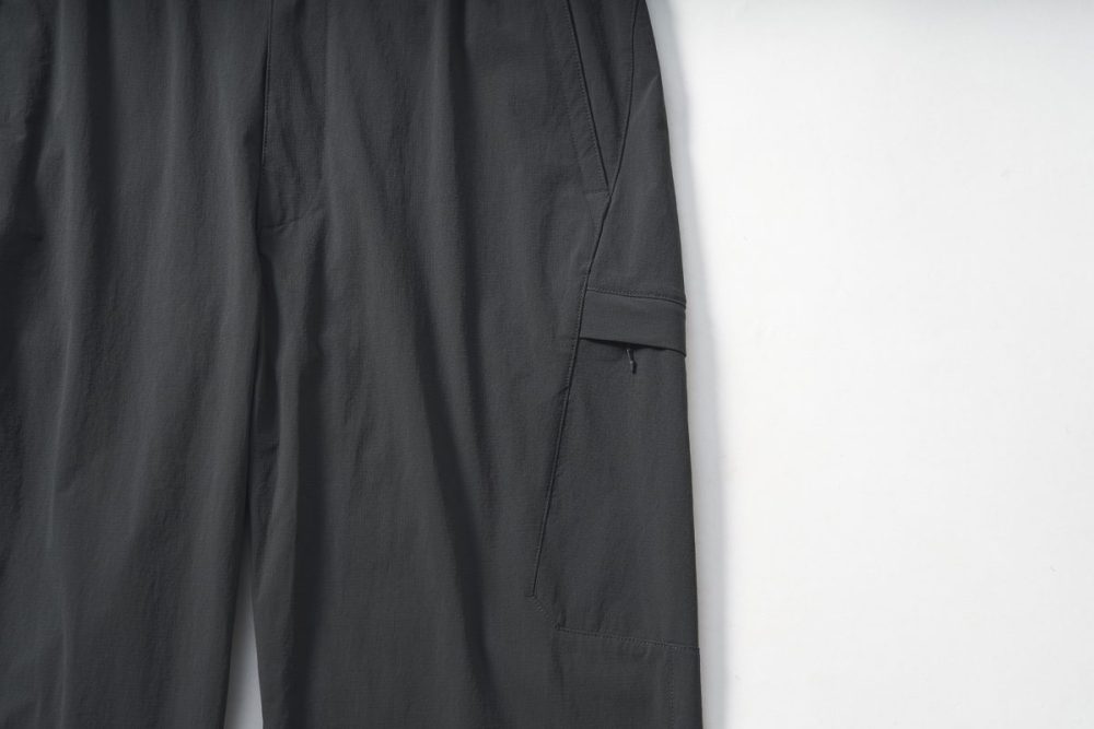 フロント側にあったユーティリティーポケットを、脇線を利用したサイドポケットに変更