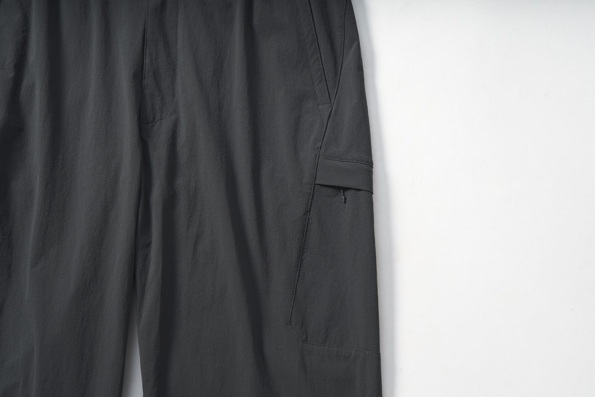 フロント側にあったユーティリティーポケットを、脇線を利用したサイドポケットに変更