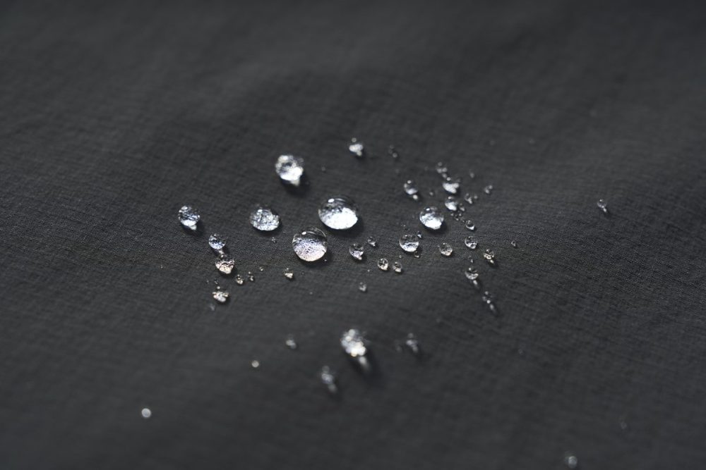 小雨程度なら弾いてくれるはっ水性