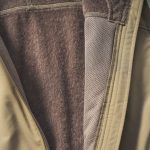 肌側には異型中空断面糸を用いており、保温性は感じつつもドライな肌触りを実現