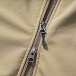 フロントもダブルジップなので、体温調整もしやすい