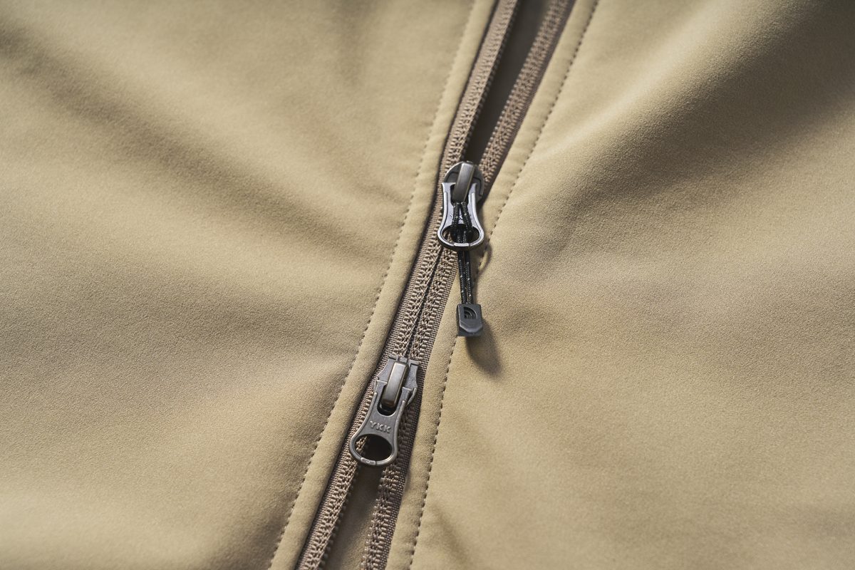 フロントもダブルジップなので、体温調整もしやすい