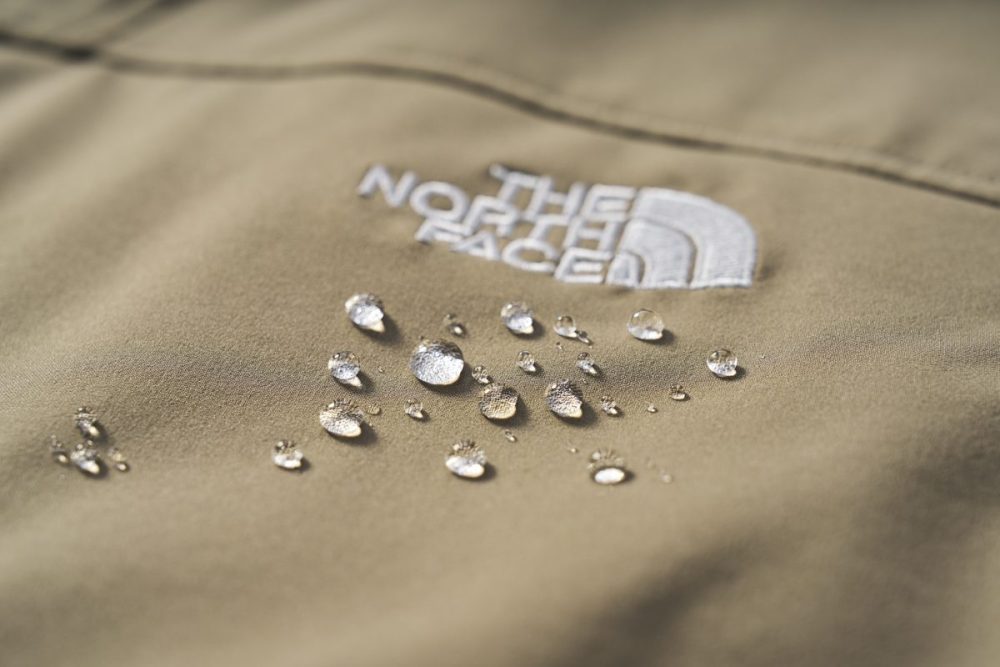 本体の表側にははっ水加工を施し、多少の雨や雪にも対応してる