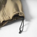 裾はドローコード仕様なのでシルエットを変えられる