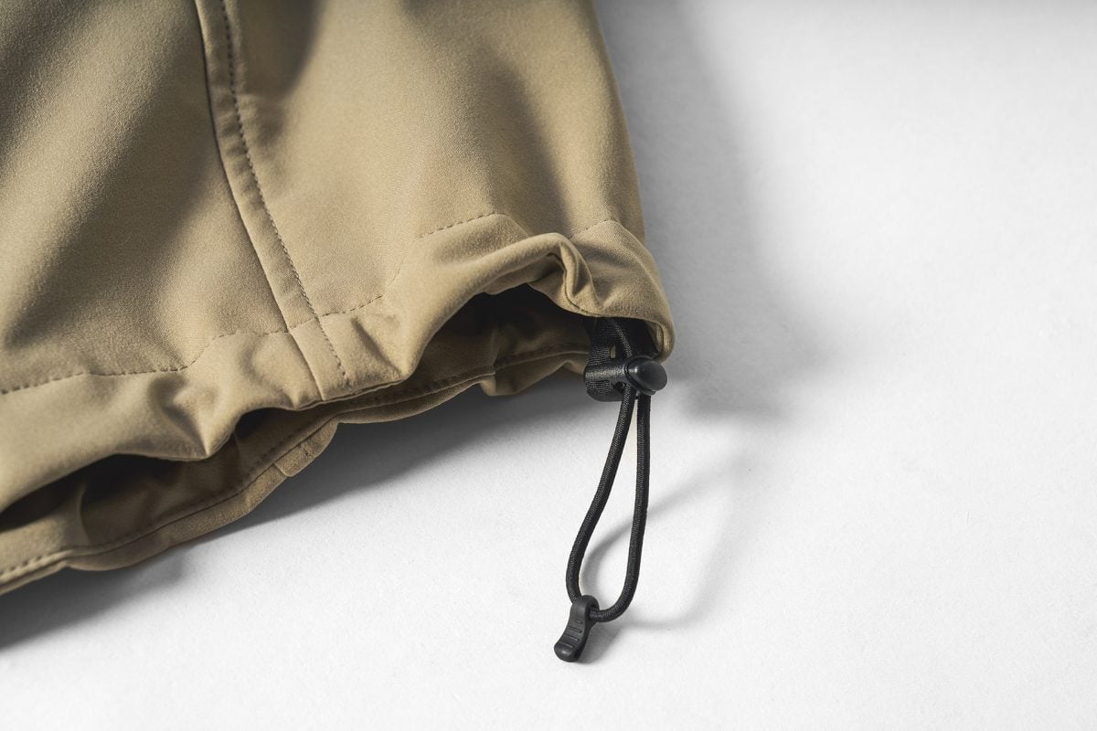 裾はドローコード仕様なのでシルエットを変えられる