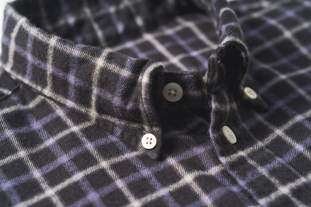 襟元はボタンダウンなので、比較的キレイに着こなすことができる