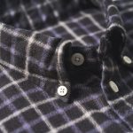 襟元はボタンダウンなので、比較的キレイに着こなすことができる