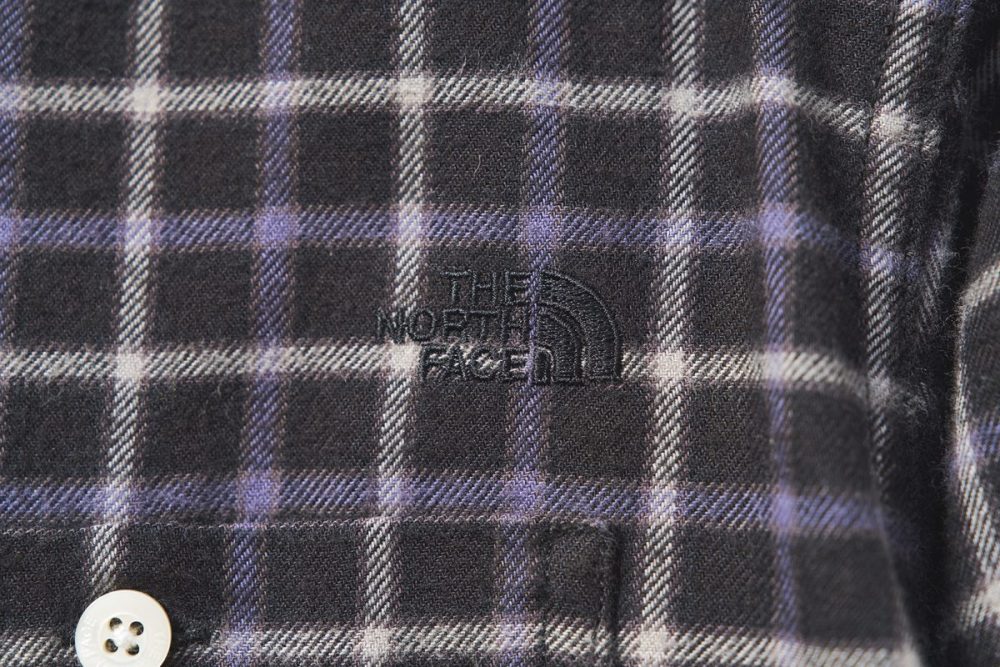 胸元には同色ロゴ