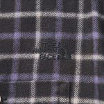 胸元には同色ロゴ