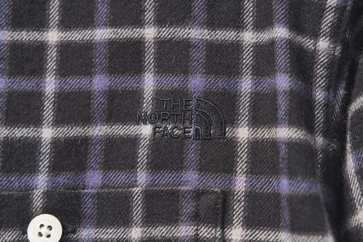 胸元には同色ロゴ