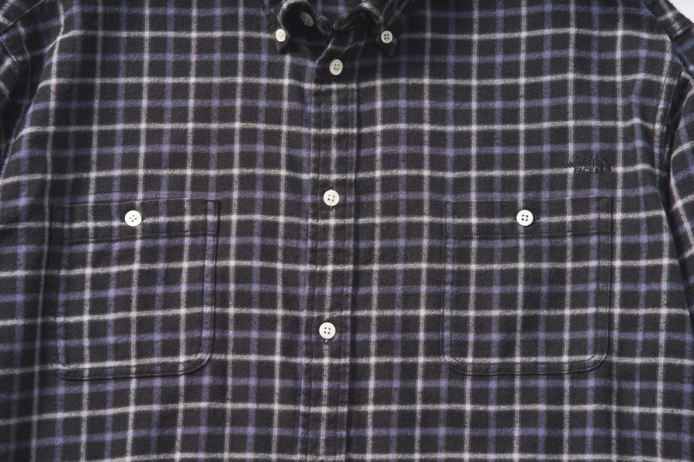 両胸にはボタン付きポケット