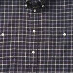 両胸にはボタン付きポケット