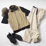 ニュートラルカラーのパンツと引き締め効果のあるブラックを小物やインナーに取り入れることで、都会的な印象のスタイルに仕上がる