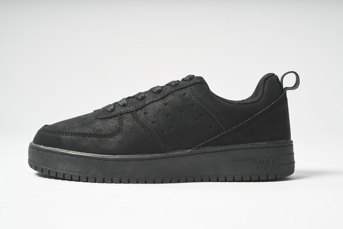 アッパー、ソール、シューレースまで、全てオールブラックで統一