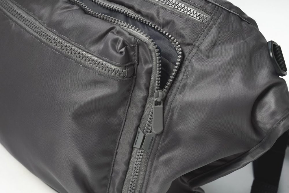 ファスナーストッパーも完備しており、セキュリティ性が高い