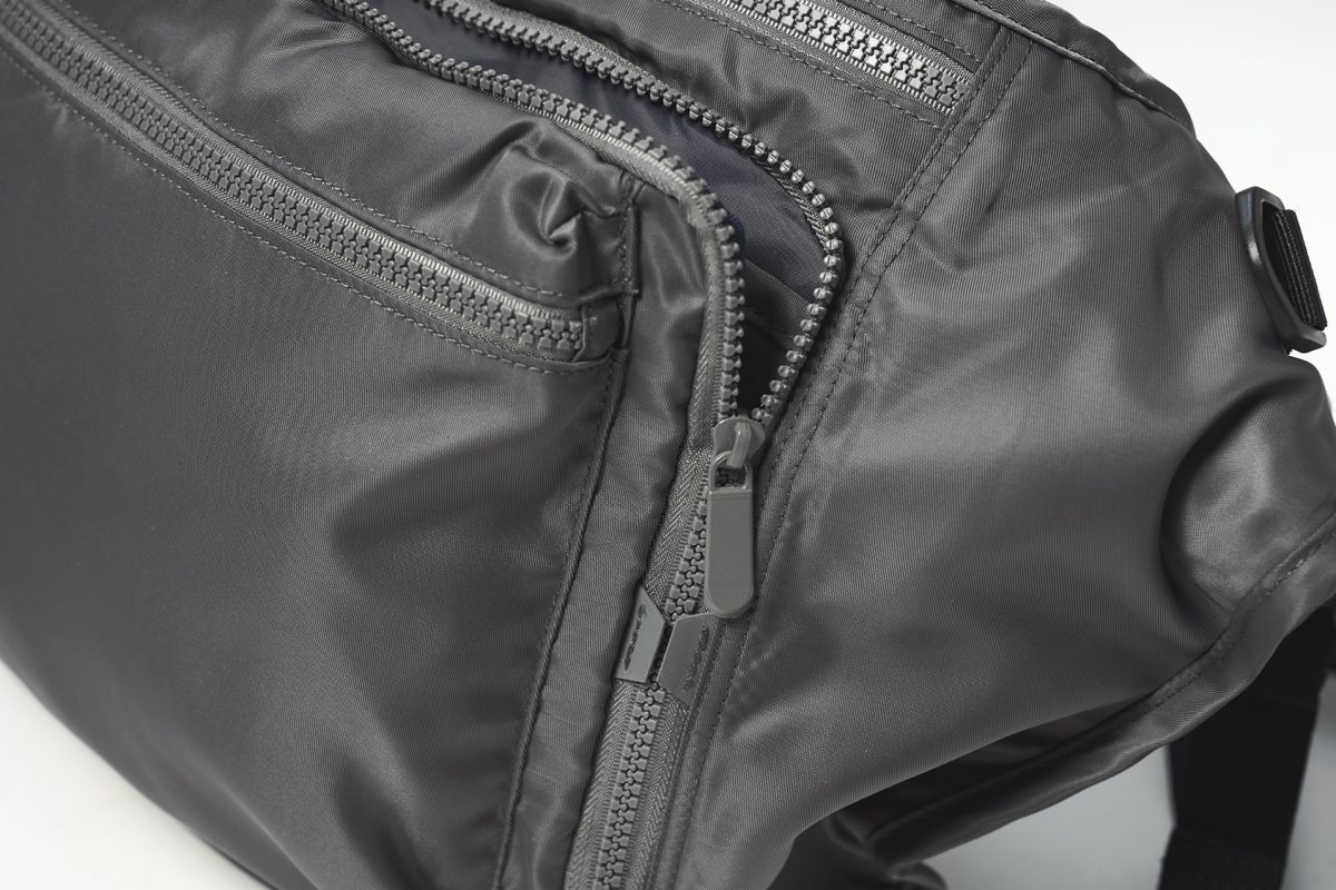 ファスナーストッパーも完備しており、セキュリティ性が高い