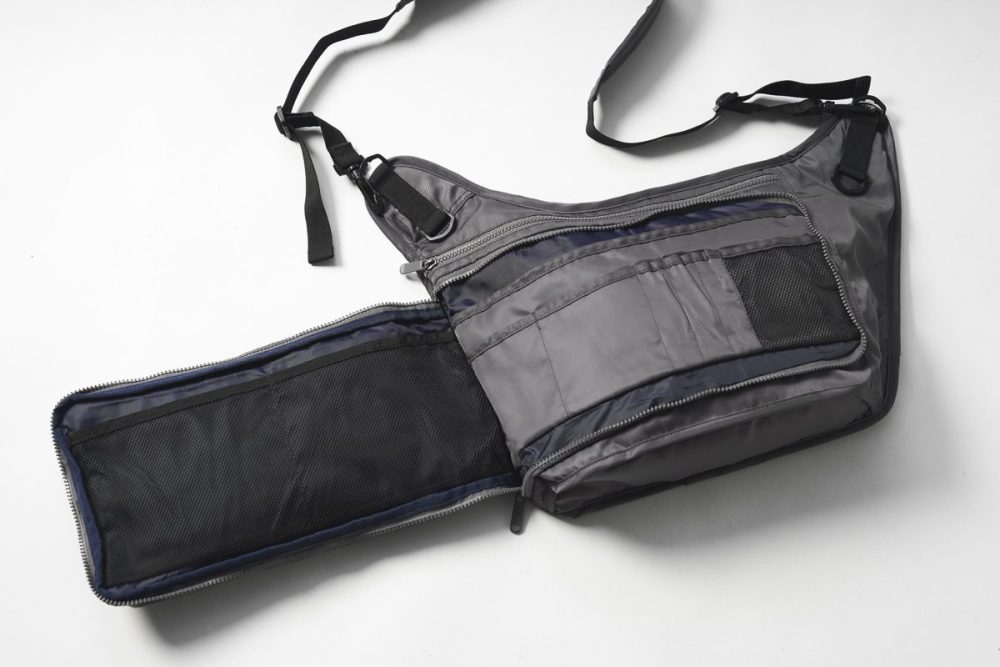 フロントジップを開けると小物などを細かく収納できるポケットが