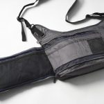 フロントジップを開けると小物などを細かく収納できるポケットが