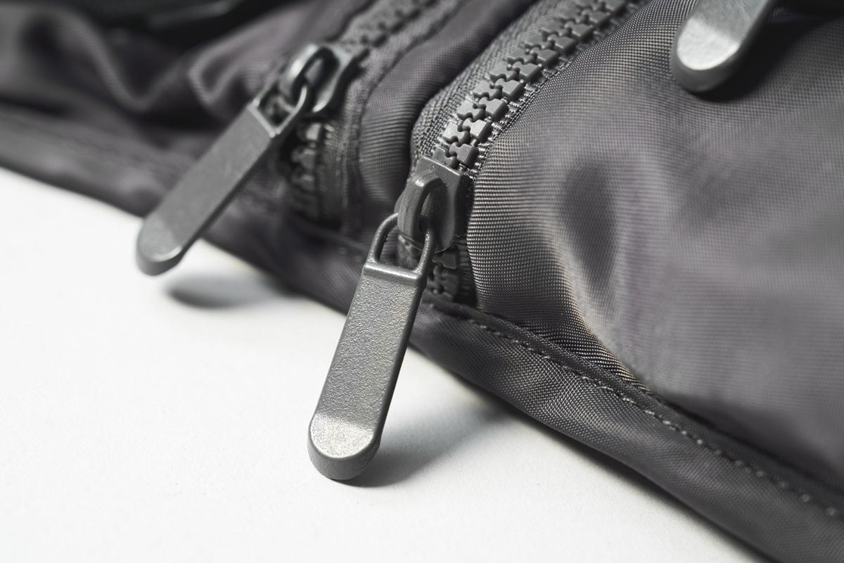 ファスナーは一般的なものより耐久性と耐摩耗性に優れている