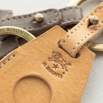 【X'masのギフトにいかが？】イル ビゾンテがバケッタレザー製の「AirTag」用ケースをローンチ！必需品をおしゃれに持ち歩こう！