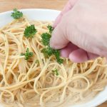 そのまま食べてもOKですが、ラーメンの袋麺と同じくお好みでトッピングを楽しむのもあり