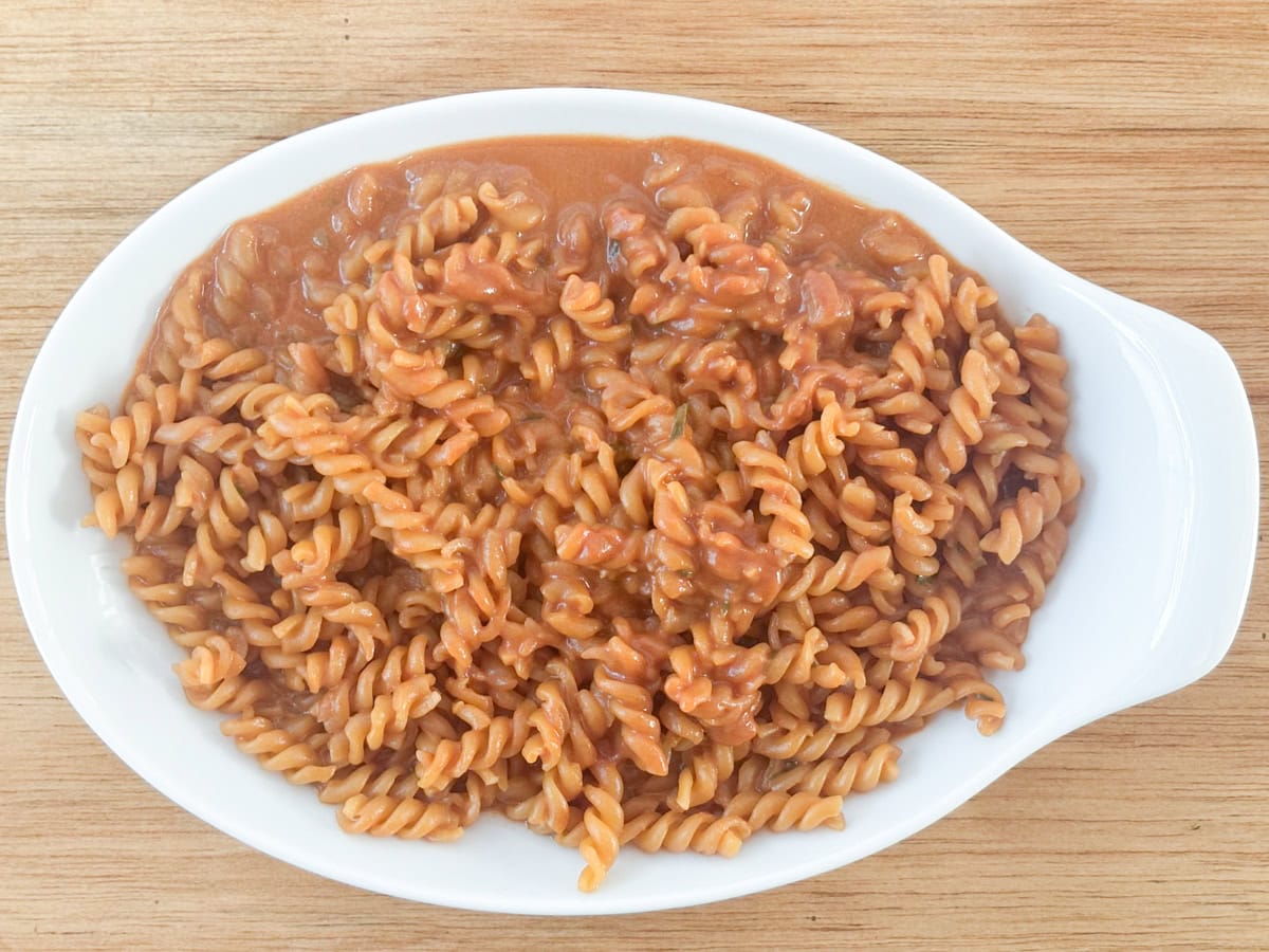 「トマト＆チーズパスタ」は、フリッジの溝に濃厚なソースがよく絡みます