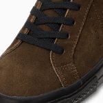 上質なブラウンの国産スエードをアッパー全面に採用