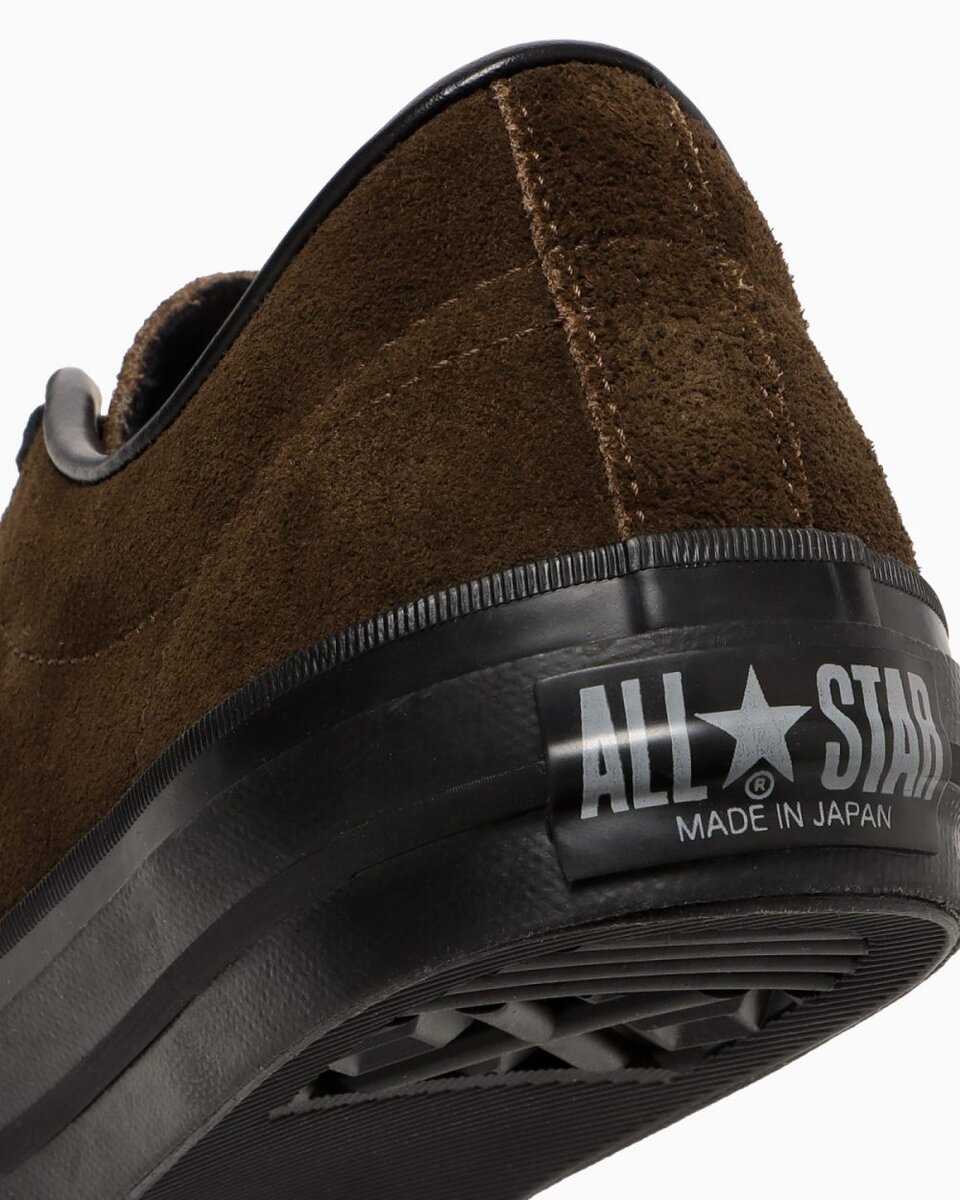 ソール、一つ星、シューレースなどにはポイントでブラックを差し、シックで落ち着いたデザインに仕上げている