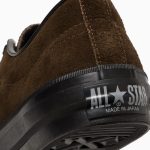 ソール、一つ星、シューレースなどにはポイントでブラックを差し、シックで落ち着いたデザインに仕上げている