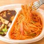 「煮込み焼ハンバーグ&ナポリタン」はハンバーグもナポリタンも味が少し濃いめなので、量は多くないけど個人的には食べ応え十分でした。ちょっと物足りないという方には、プラス白米がオススメです