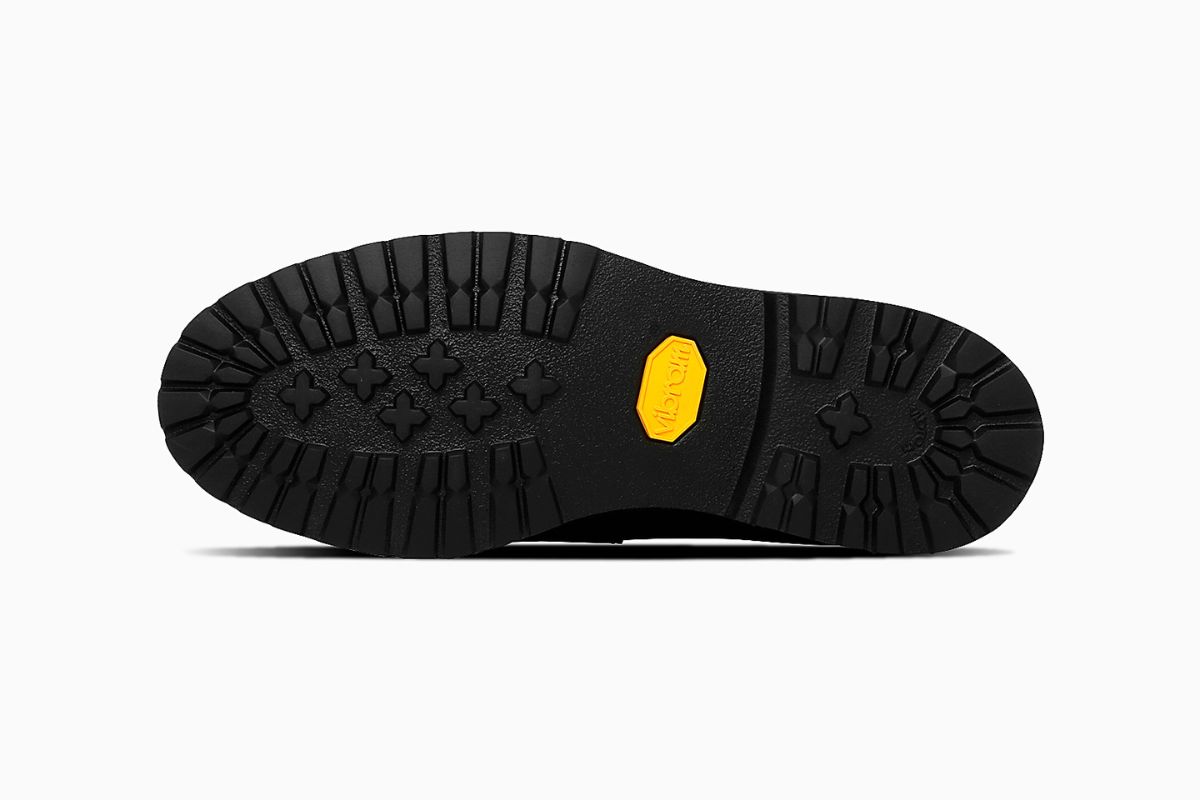 アウトソールには、軽量性・耐久性・屈曲性に優れたVibram社製ニューフレックスソールを搭載
