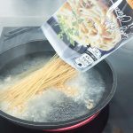 沸騰したらパッケージのすべてをフライパンに投入するだけ！