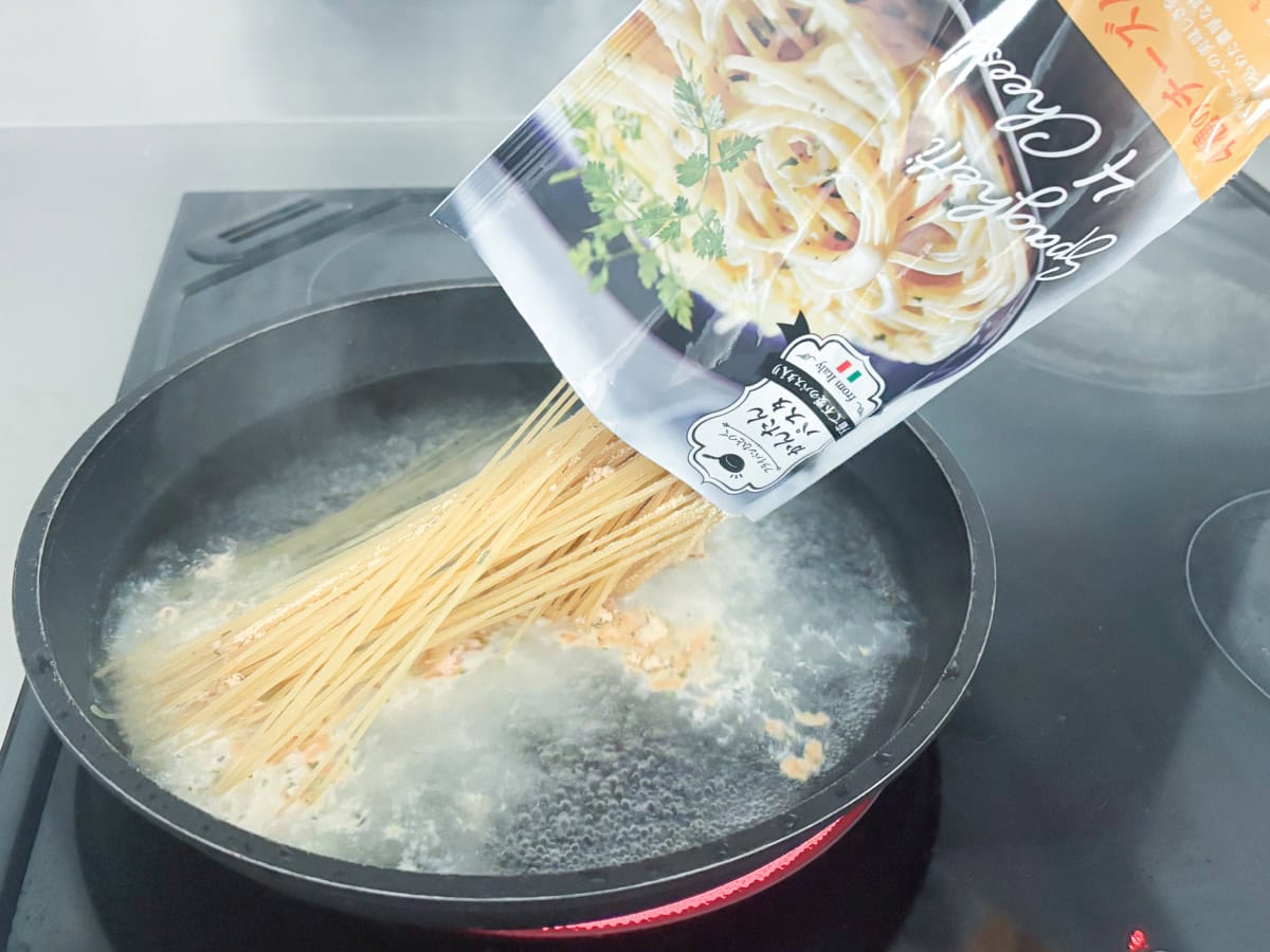 沸騰したらパッケージのすべてをフライパンに投入するだけ！