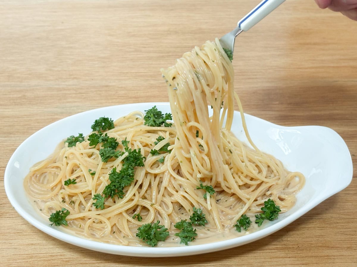 白ワインなどが合いそうな大人味のパスタです