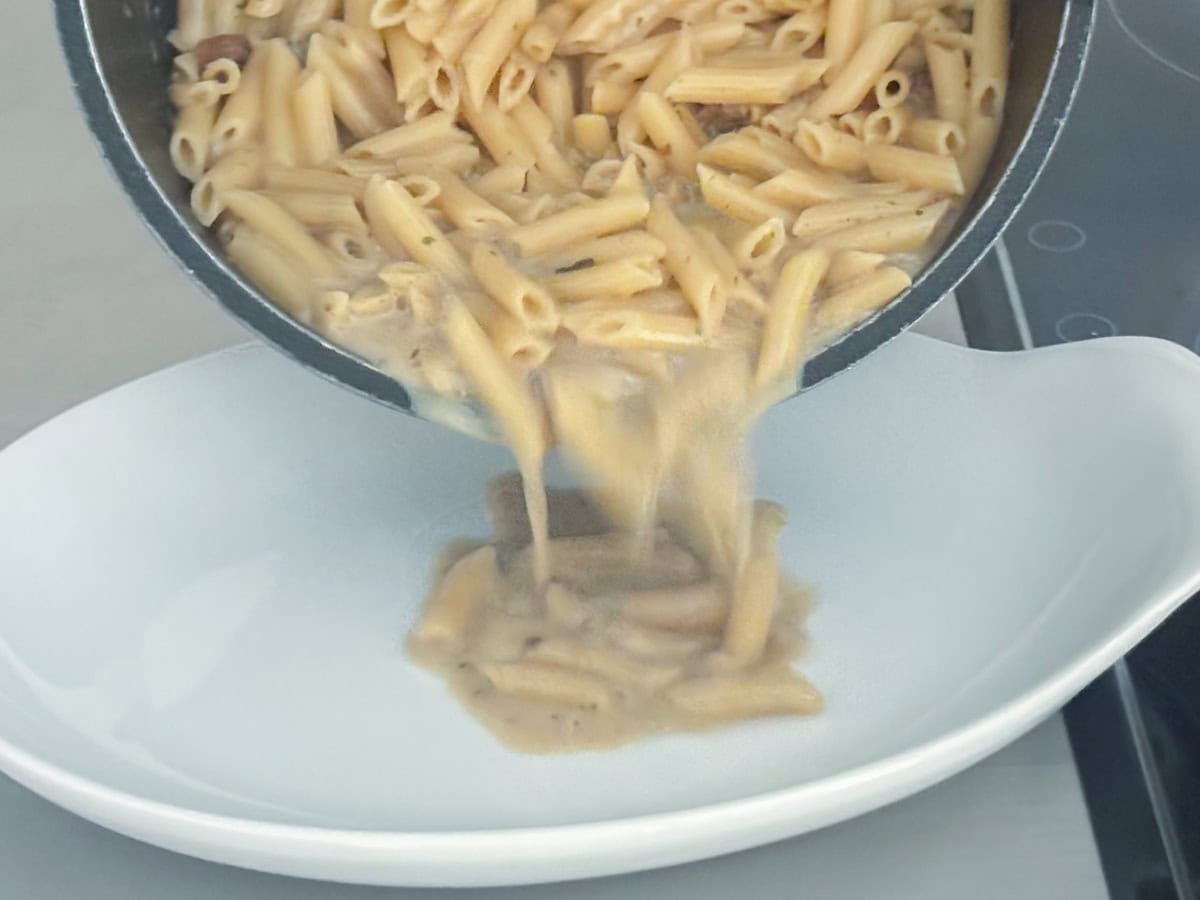 小鍋は水分の蒸発が少ないのかなと思っていましたが、フライパンで作るのと同様に濃厚スープに仕上がっています