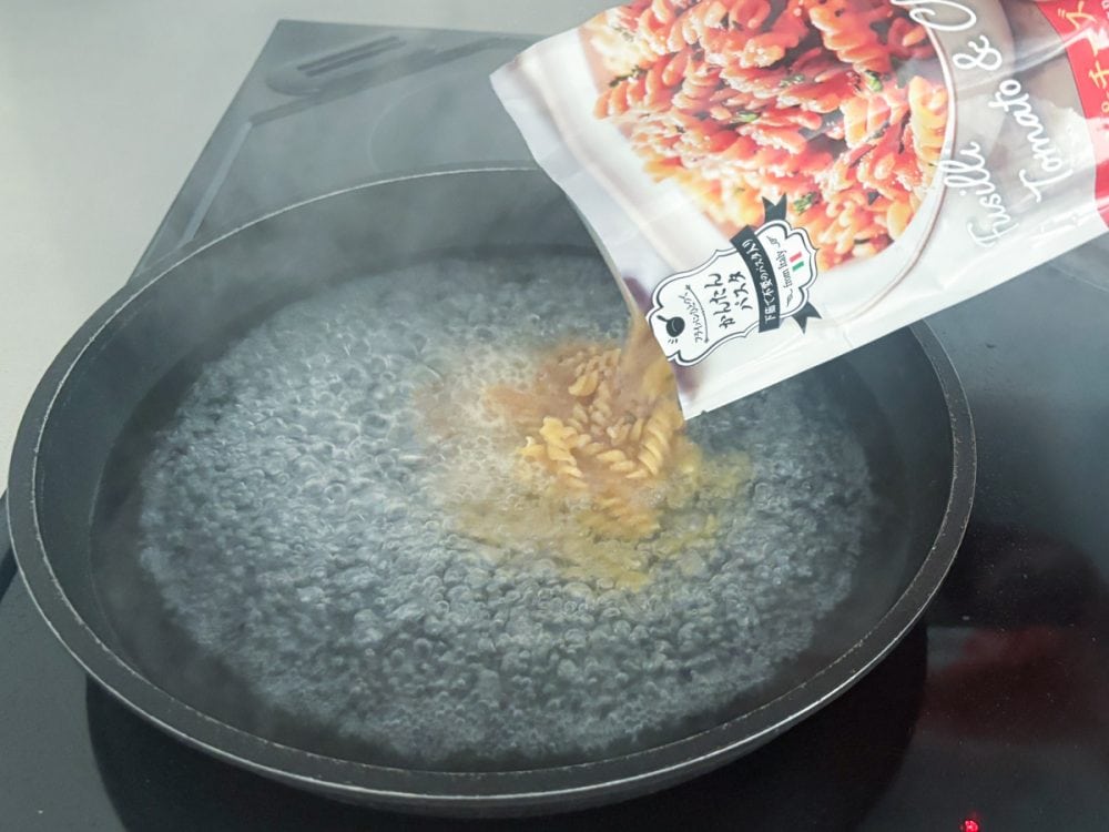 沸騰したらパッケージのすべてをフライパンに投入。麺の下茹でなど面倒な手間は一切ありません。