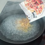 沸騰したらパッケージのすべてをフライパンに投入。麺の下茹でなど面倒な手間は一切ありません。