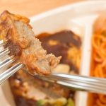 ニップン「よくばりプレート」シリーズの特徴なのか、「煮込み焼ハンバーグ&ナポリタン」のハンバーグはふっくら系ではなくギュウギュウに詰まった肉肉しい感じ