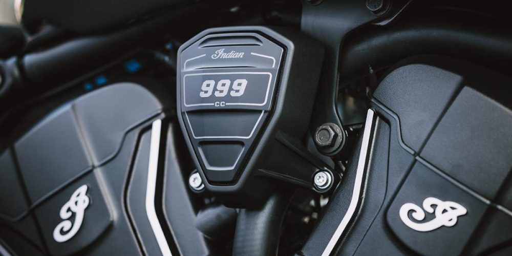 エンジンの造形も精悍かつクール