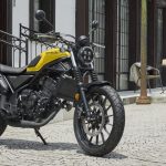 街乗りからツーリング、そしてアウトドアシーンでも快適に使うことができる「CL250」