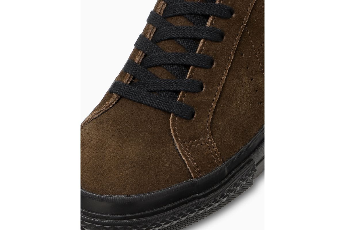 上質なブラウンの国産スエードをアッパー全面に採用