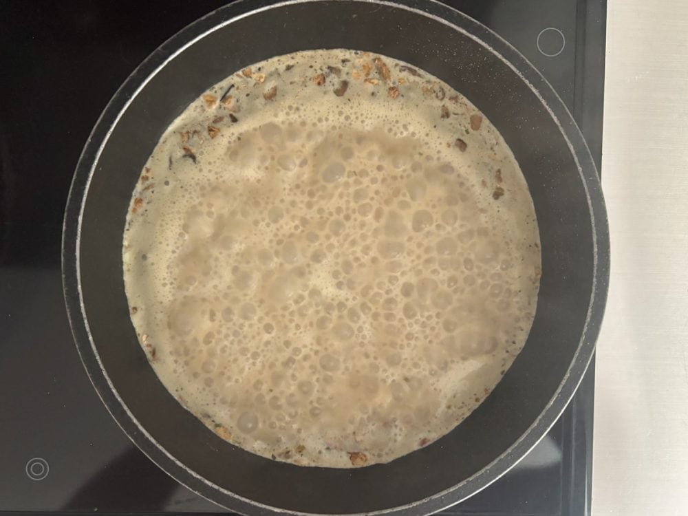 焦げ付かないように火加減を調節しつつ、ときどき小鍋を揺らしました