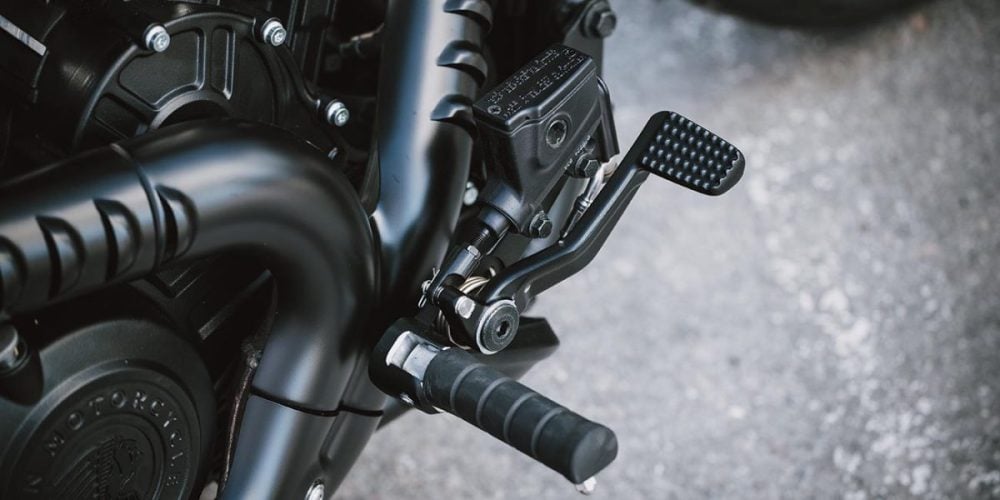 フットペダルもブラックアウトされていて足元も精悍な印象に