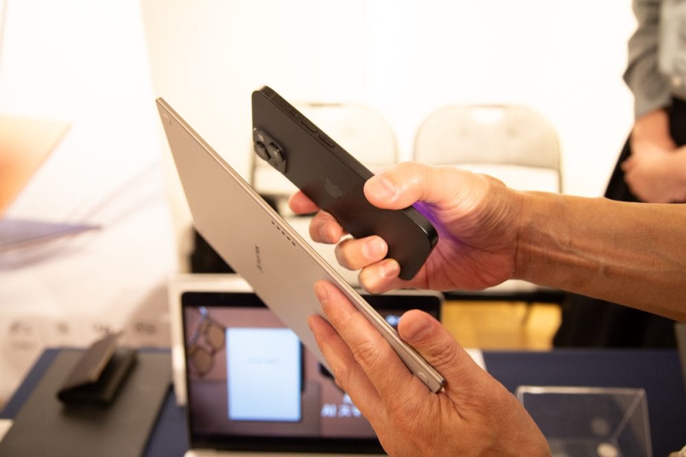 スマホより薄く、厚さ4.2mmの超薄型設計を実現