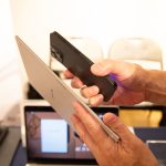 スマホより薄く、厚さ4.2mmの超薄型設計を実現