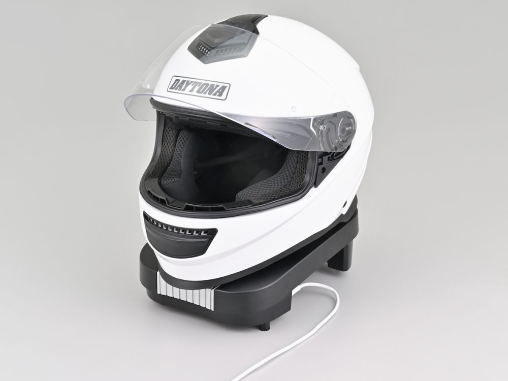 自宅では充電アダプターを使用してコンセントとつないでの使用がスタンダード