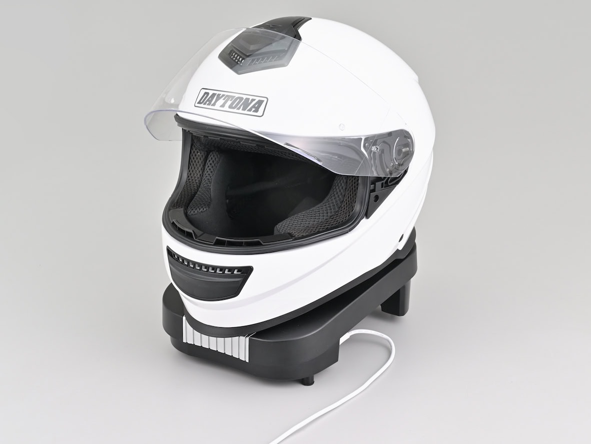 自宅では充電アダプターを使用してコンセントとつないでの使用がスタンダード