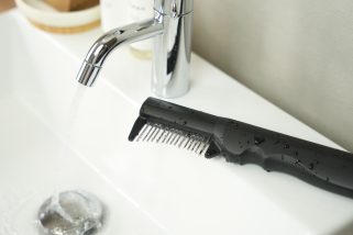 「ヤーマンの最新兵器」自宅でサロン級はもう常識!? 生え際にも攻め込むコーム型トリートメントガジェットが極楽すぎる