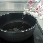 商品説明ではフライパンで作るように書いてありますが、水500mLの量は変えず、ロングパスタが折らずに入るサイズの小鍋で茹でてみました